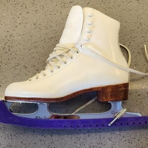 Pair of Riedell ice skates size 6.5 in womens